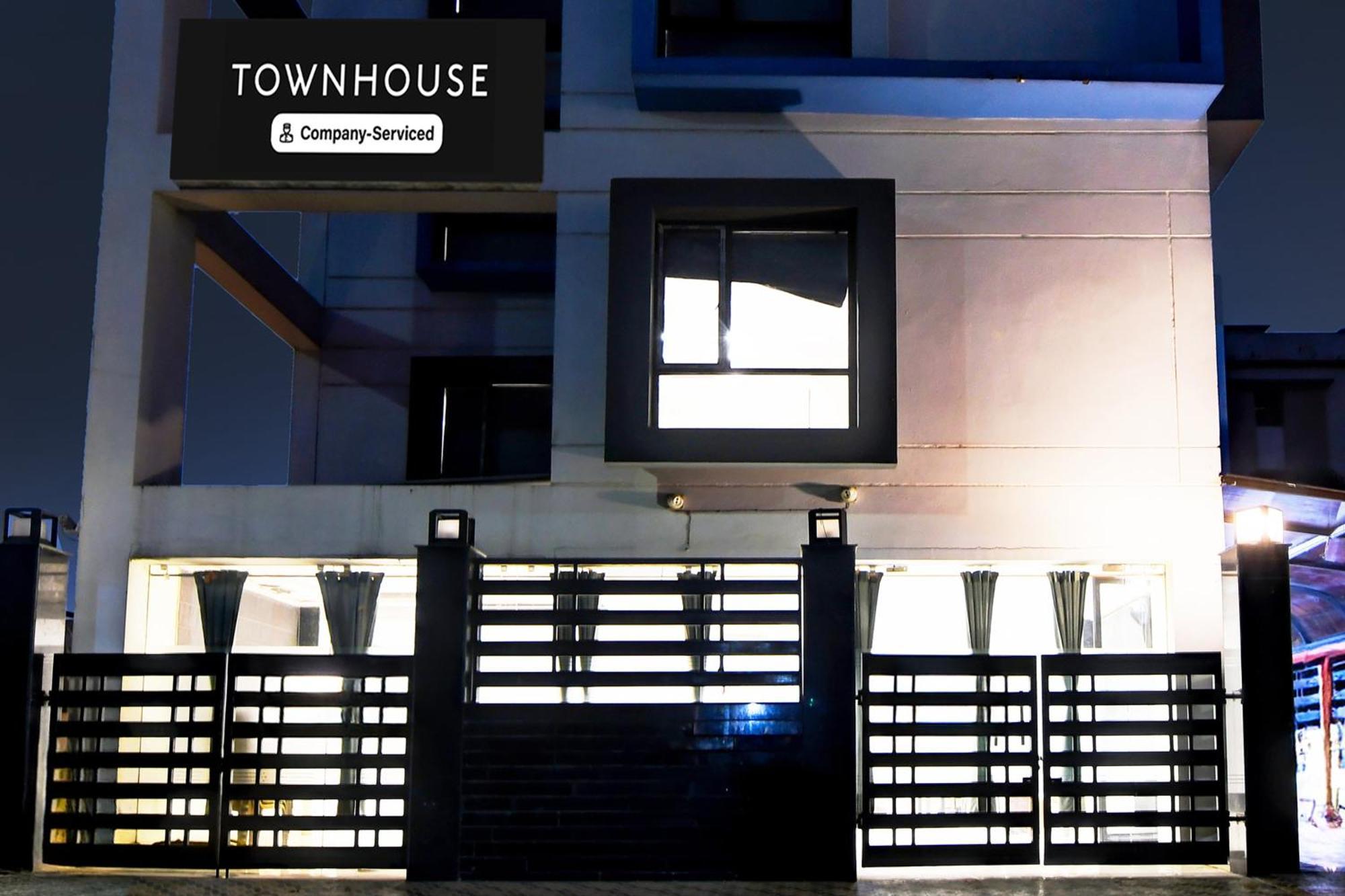 Super Townhouse New Town Near Dlf Hotel